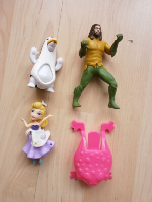 4 Spielzeuge von ... Burgerking Aquaman,Cinderella,getarnter Eisbär,rosa Frosch
