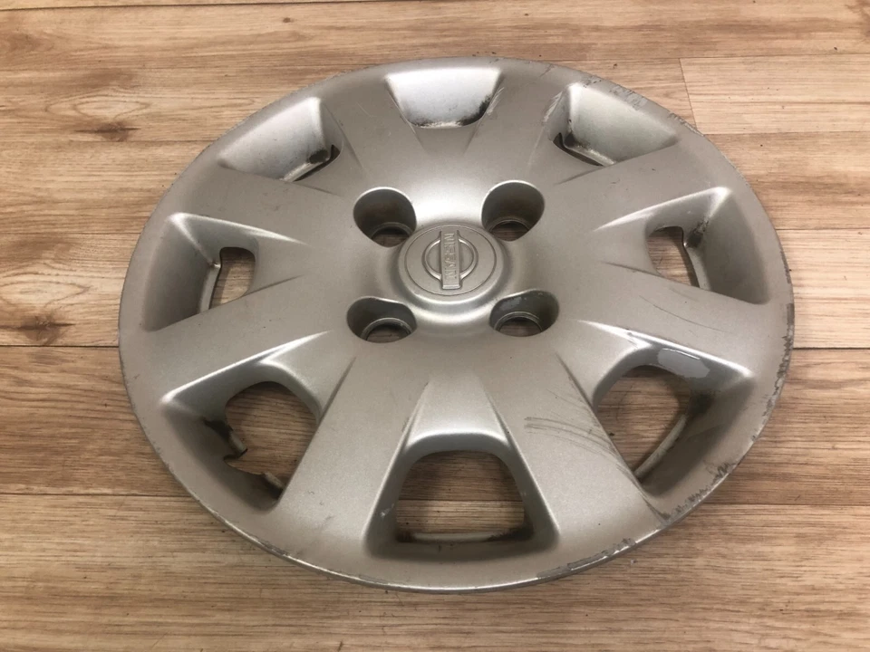 PLACA TAPACUBOS RUEDA CENTRAL DELANTERA O TRASERA NISSAN SENTRA OEM 14" 2000-2002 Foto 3 de 4