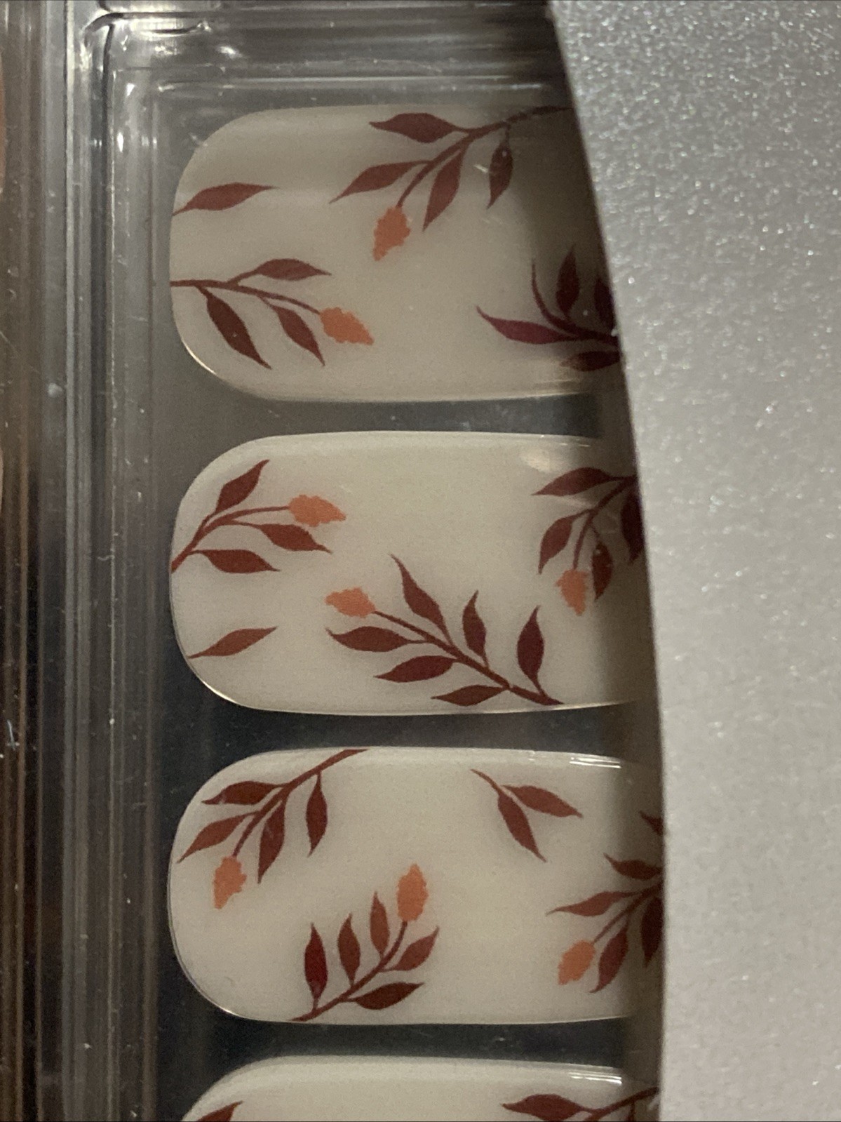 Dashing Diva Glow 32 Real Salon Gel Nail Strips Stickers- Leaf Me Hanging GWA30