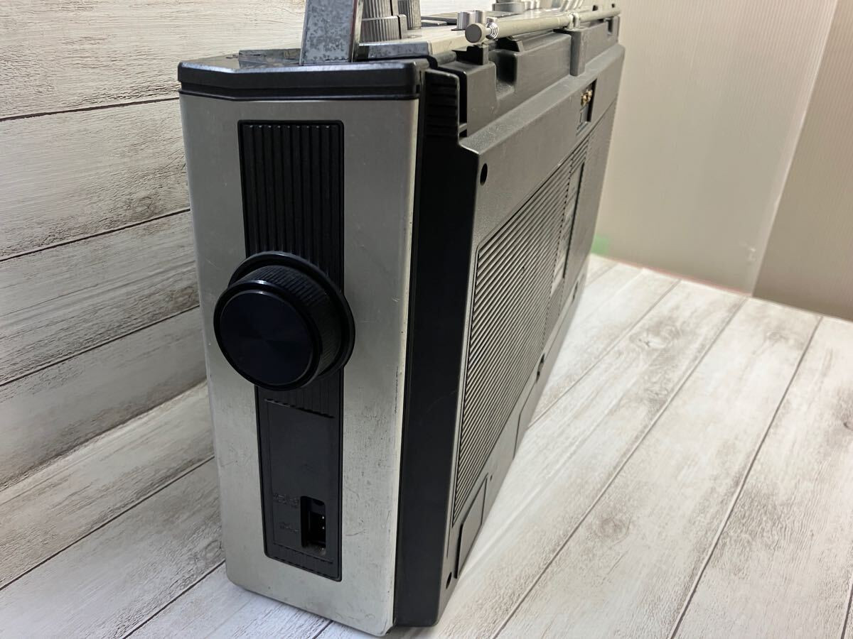 JUNK SANYO MR-9600 radio cassette player Showa retro AM/FM JUNK SANYO MR-9600 radio cassette player Showa retro AM/FM