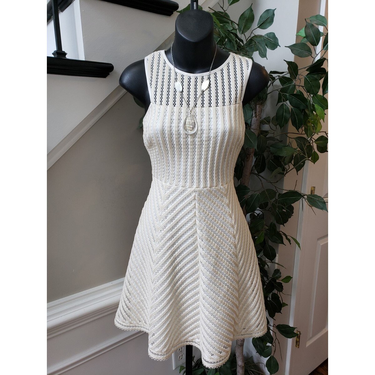 GUESS Mini Fit & Flare Dress Womens Size 0 Beige Lace Lined Sleeveless Back Zip GUESS Mini Fit & Flare Dress Womens Size 0 Beige Lace Lined Sleeveless Back Zip