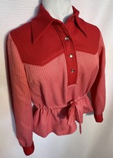 Pullover de punto rojo casero pequeño de los años 70 yugo occidental a presión frente lazo cintura