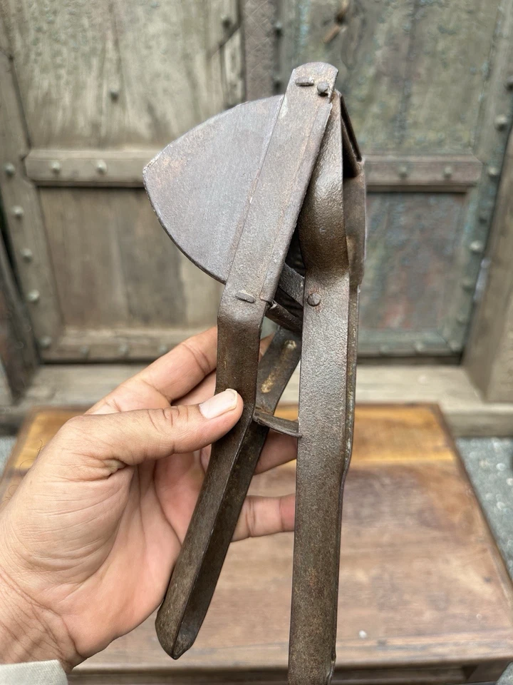 Exprimidor antiguo de metal vintage de colección Foto 2 de 4