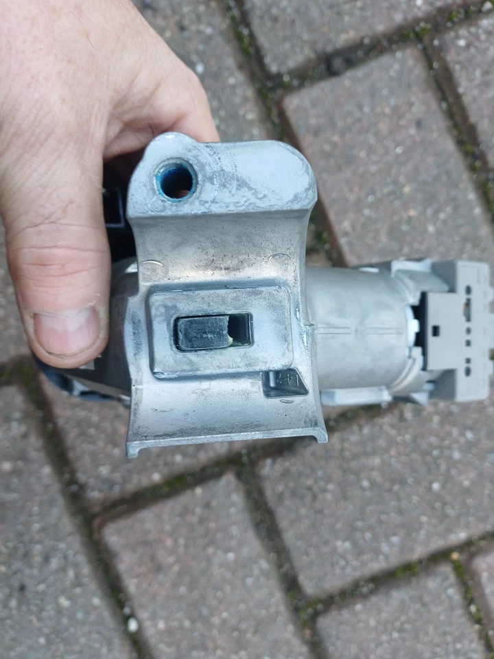 Ford Fiesta MK7 barril de encendido y llave 8V513F880CG 2012 Foto 3 de 4