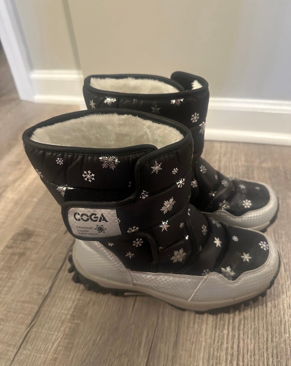 COGA Snow Boots Girls Sz 6 US (38) Blk w/ Silver Snowflakes Winter Sherpa Lined-image