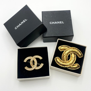 Auth Chanel Coco Mark Matelasse/Rhinestone Gold Engraved Brooch W/Box SK050116