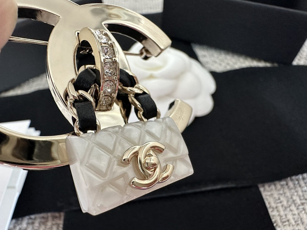 NIB 100%AUTHENTIC Chanel 23C CC Logo Brooch White Resin Bag NIB 100%AUTHENTIC Chanel 23C CC Logo Brooch White Resin Bag
