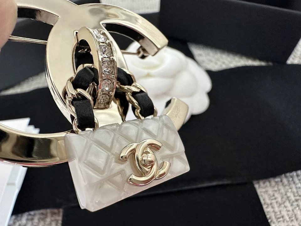 NUEVO EN CAJA 100 % AUTÉNTICO Chanel 23C CC Logo Broche Resina Blanca Bolso Motivo Lazo Cristal Foto 4 de 4