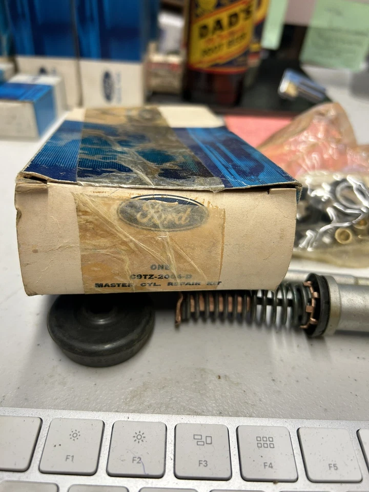 1968 1969 1970 1971 1972 NOS FORD F100 4X4 KIT DE RECONSTRUCCIÓN CILINDRO MAESTRO Foto 2 de 4