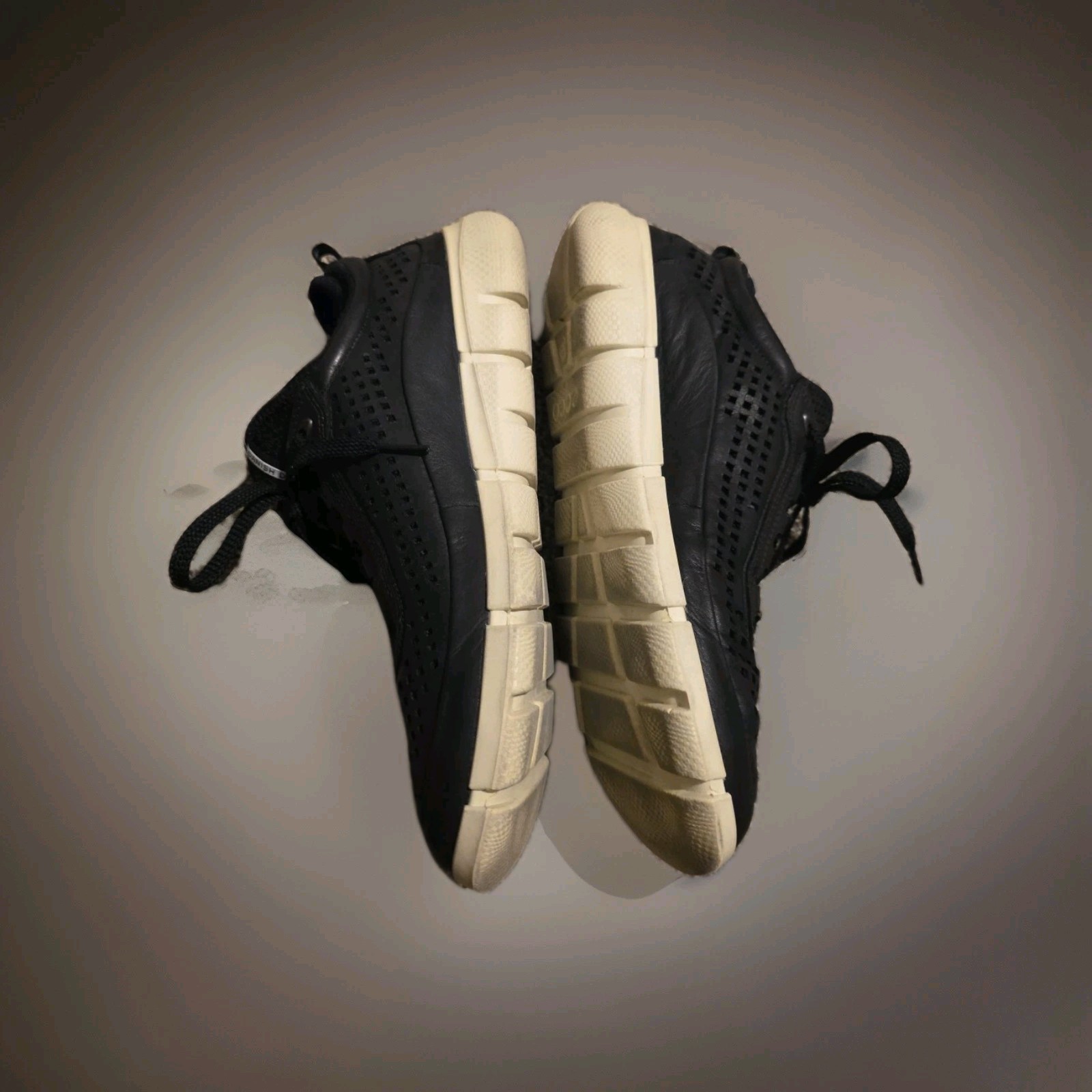 ECCO Danish Design Fashion Sneakers Shoes Sz. 9 Men's Perforated  Black Leather.