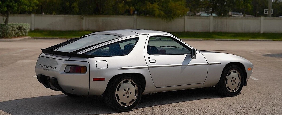 1986 Porsche 928S - right rear profile