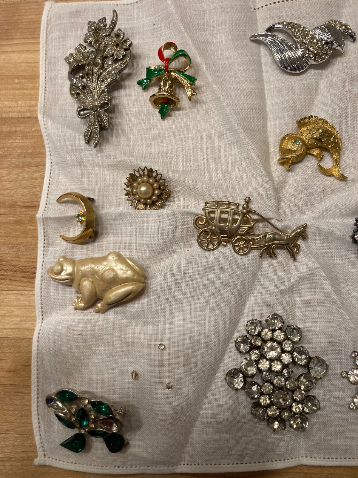 lot of vintage costume jewelry brooches/pins, earrings, necklaces eBay