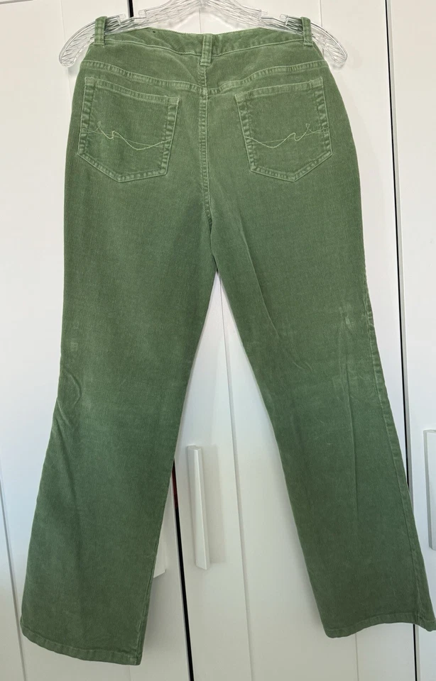 Pantalones de pana verde bota elástica St John’s Bay Petite talla 6P Foto 2 de 4