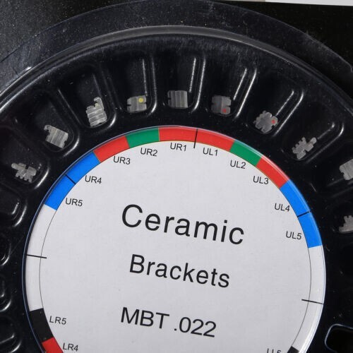 Confezione 10 Staffe Ceramica Ortodonzia Dentale Slot 5/5 MBT .022 Ganci 3-4-5 - Foto 2 di 8