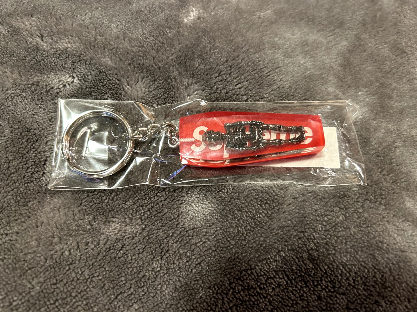 Porte clés Suprême Squelette Rouge SS20 NEUF
