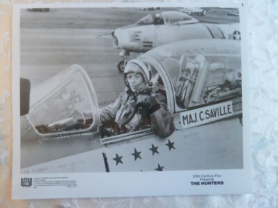 THE HUNTERS 8x10 b/w Press Photo / Robert Mitchum