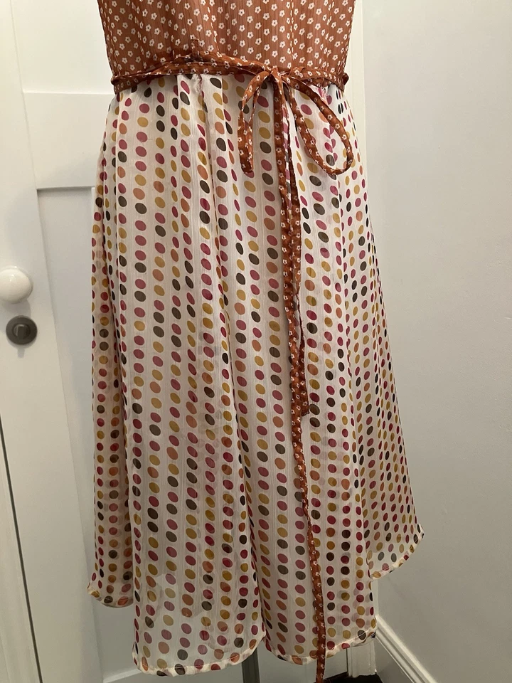 Vestido a lunares de chifón transparente sin mangas flotante Nougat London talla 14 Foto 3 de 4
