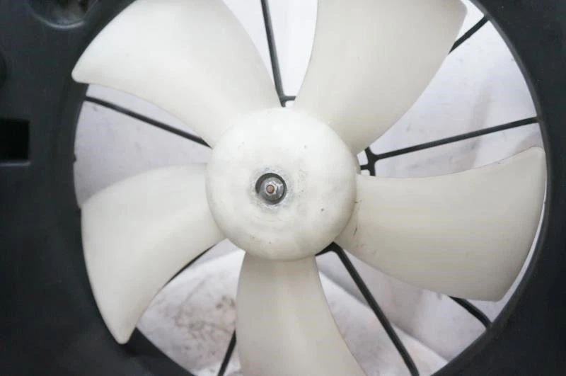 Двигатель вентилятора охлаждения радиатора в сборе 2007-2009 Honda CR-V 19015-RZA-A01 OEM - Изображение 2 из 4