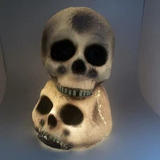 VTG 1999 Halloween The Paper Magic Group Stacked Skull Blow Mold Light Up 9.5”