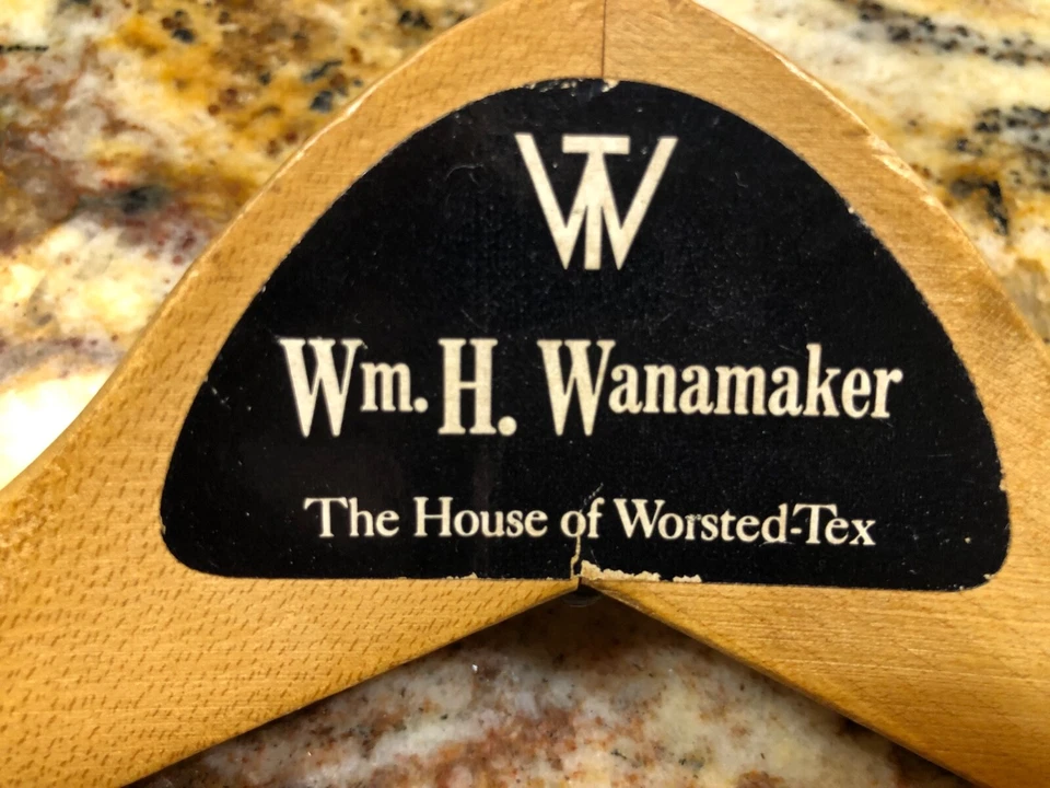 Percha publicitaria de madera vintage Wm H Wanamaker House of Worsted Tex Foto 2 de 4