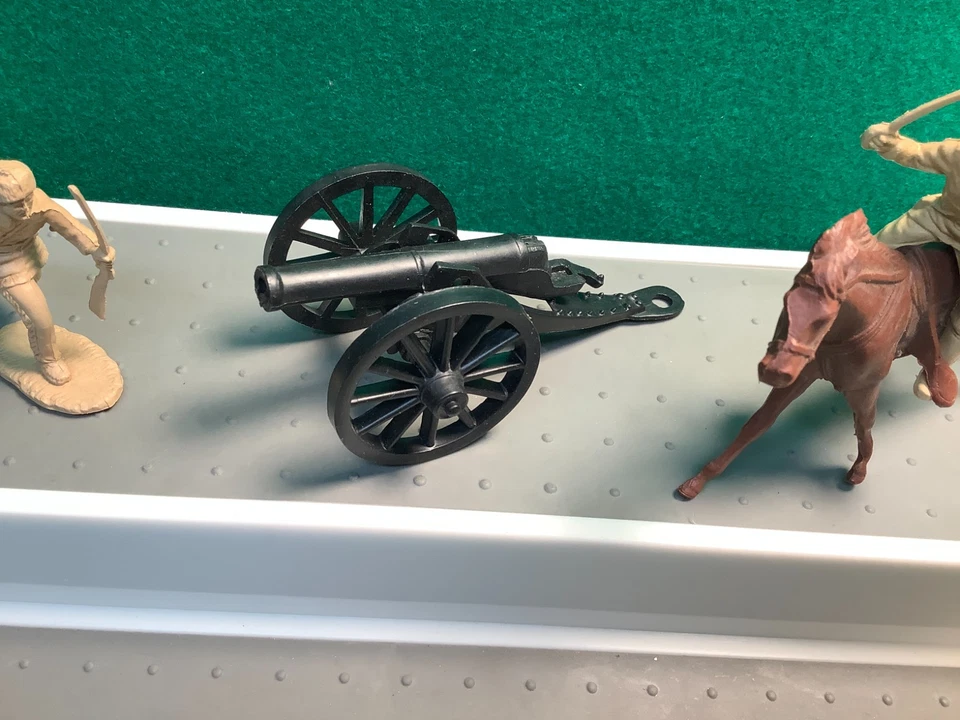 VINTAGE MARX FORT APACHE PLAY SET CANNON & DEFENDERS - Image 3 of 4