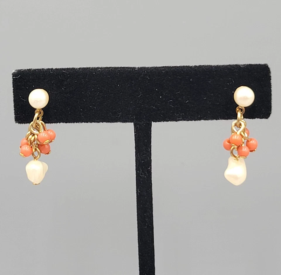 Pendientes perforados New York Co imitación perla coral tono dorado 1" Foto 3 de 4