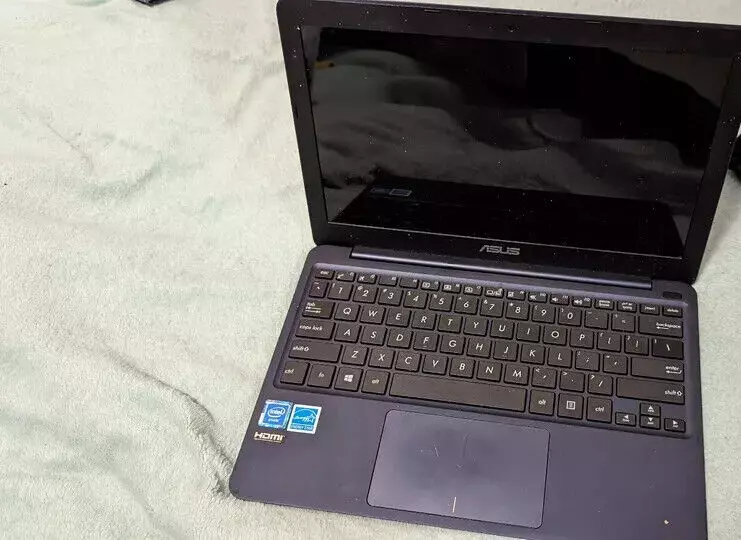 Original Asus X205T Laptop With New Charger - Image 2 of 4