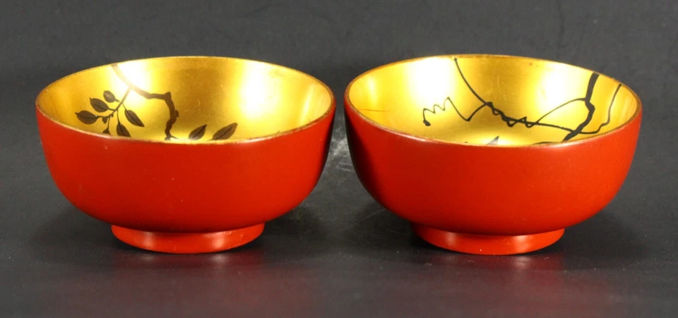 = Par de tazas de sake japonesas (Sakazuki) laca roja dorada Meiji/Taisho ea. Años 1900 Foto 2 de 4