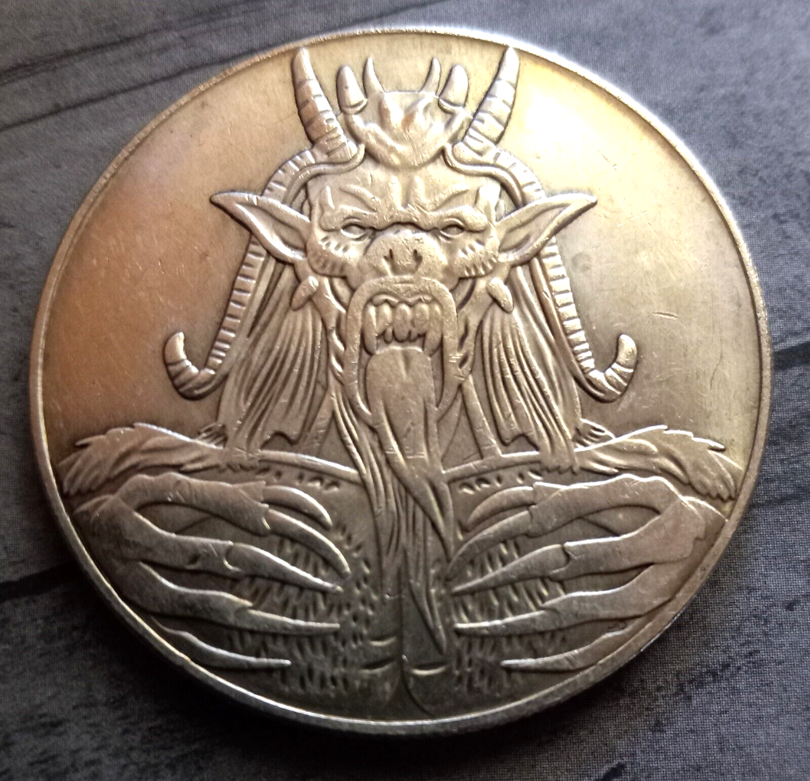 소름 돋는 악마 악마 발톱 송곳니 오컬트 코인 달러 토큰-Freehip.co.kr