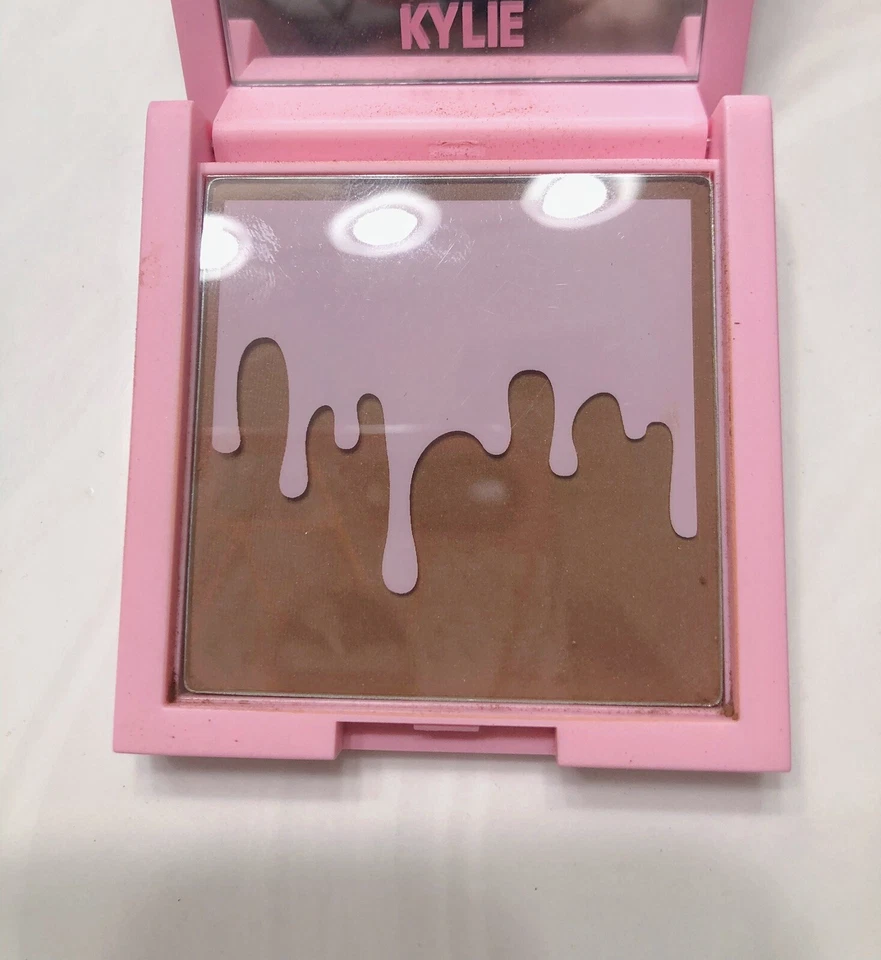 KYLIE JENNER COSMETICS: NWB- PRESSED BRONZING POWDER 600 ALMOND NEW 0.35 Oz/ 10g - Image 3 of 4