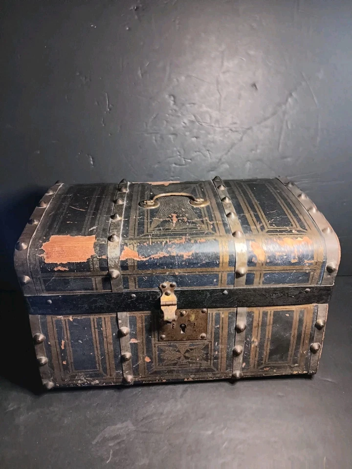 Antigua muñeca victoriana vapor baúl cúpula caja de juguetes cofre de viaje 12x7x7 Foto 2 de 4