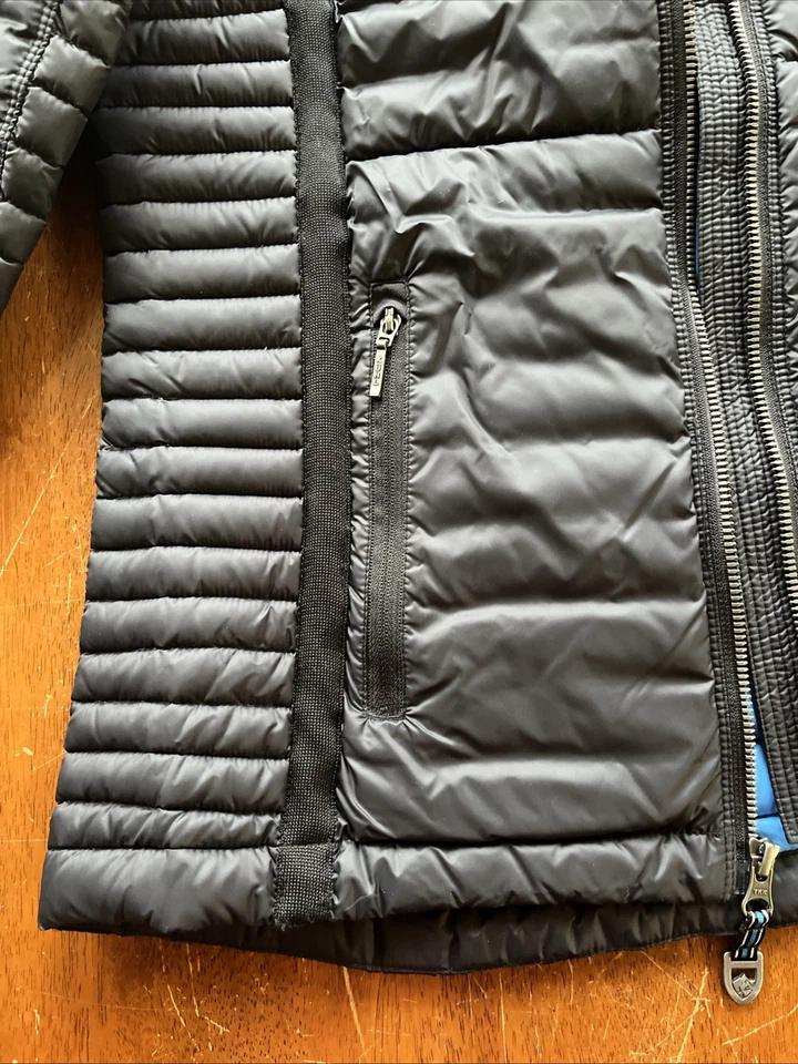 Chaqueta acolchada con capucha Kuhl para mujer talla pequeña negra con aislamiento Spyfire plumón de ganso Foto 2 de 4