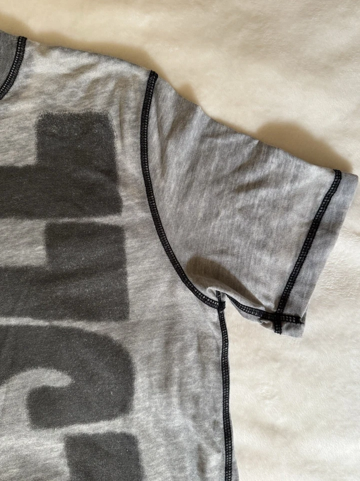 Camiseta Diesel Gris Y Negra Tema Talla M Logo Estampado Foto 2 de 4