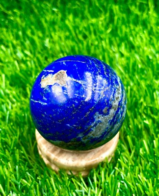 235,66 Gramm natürliche handgefertigte blaue Lapislazuli Heilkugel aus Afghanistan.