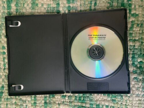 the Runaways Live in Tokyo 1977 DVD Shocking - Foto 3 di 3