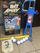 VINTAGE 1976 REMCO REGGIE JACKSON BAT AWAY BASEBALL PITCHING TOY VINTAGE SPORTS!
