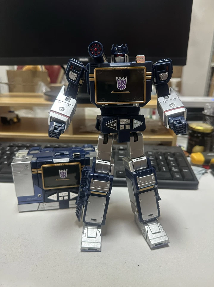 Masterpiece MP13 Soundwave Cassette Laserbeak 10“ Action Figure Toy New in Box - Image 2 of 4