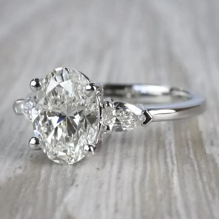 Anillo de compromiso de tres piedras de 4,50 quilates E/VS1 corte ovalado de diamantes cultivados en laboratorio 14 k IGI Foto 3 de 4