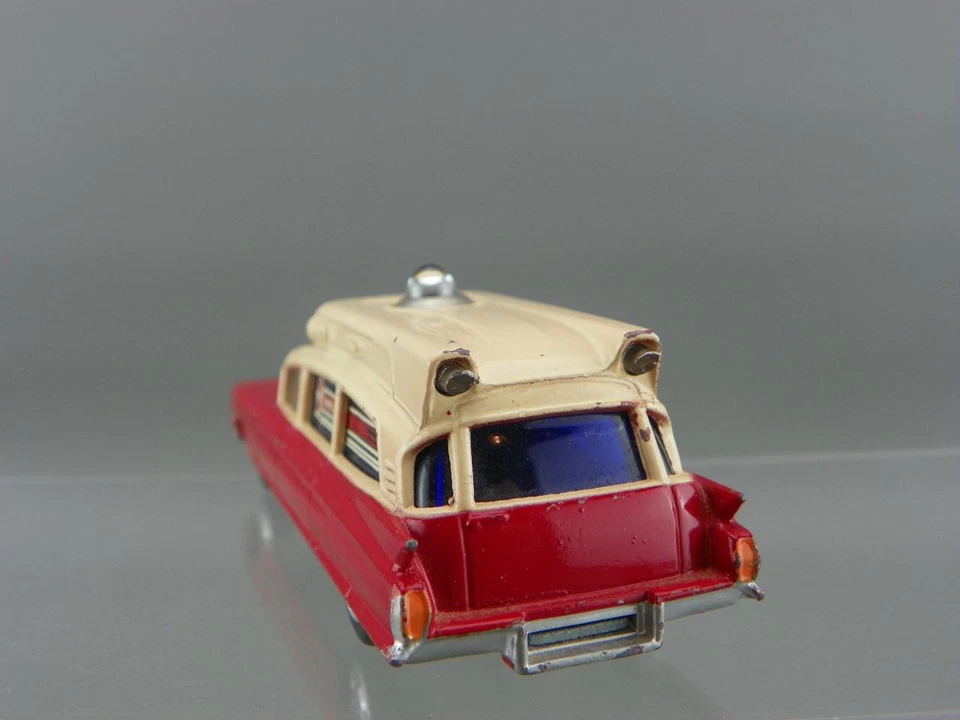 Vintage 1962 Corgi Toys 437 Diecast 1/43 Superior Ambulance On Cadillac Chassis - Image 4 of 4