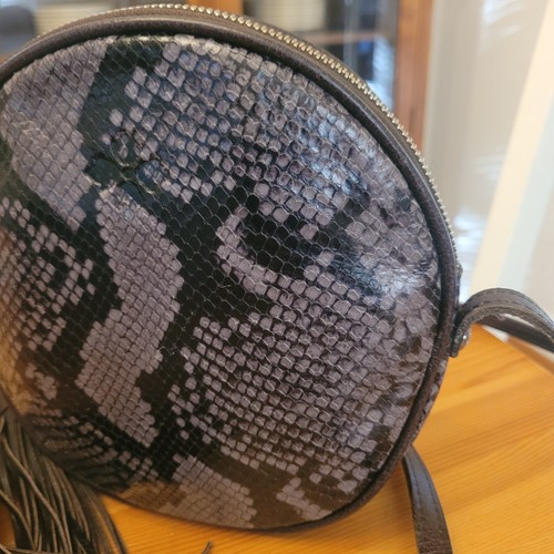 Borsa a tracolla Patricia Nash Scafati in pelle a forma di mensa nero/grigio serpente - Foto 2 di 21