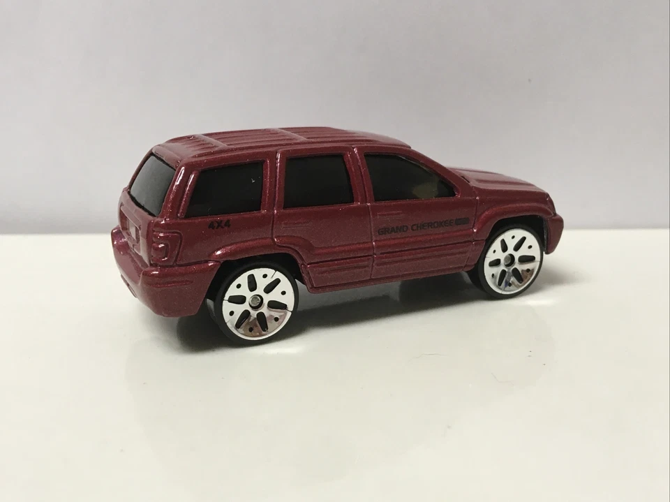 1999 年吉普大切诺基限量版 V8 4X4 SUV 1: 64 比例 Maisto 红色罕见 — 第 2/4 张图片