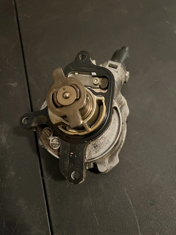 Bomba de vacío Volkswagen Jetta 2.5 2011 07K145100C Foto 2 de 3