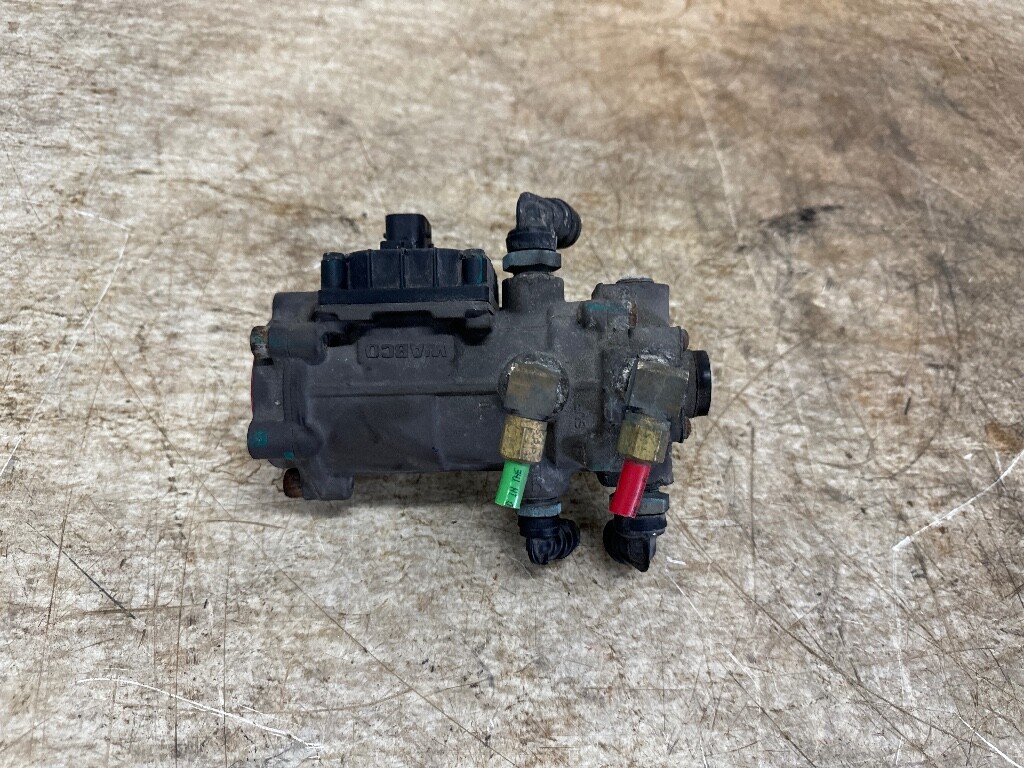 Freightliner Wabco Brake Foot Valve with Sensor 4613330080