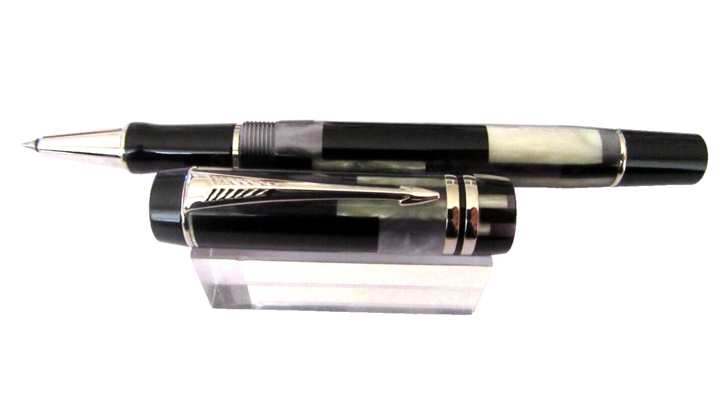 Améliorez votre signature avec le Stylo Roller Duofold Mosaic Noir Platinum Prestige MX105