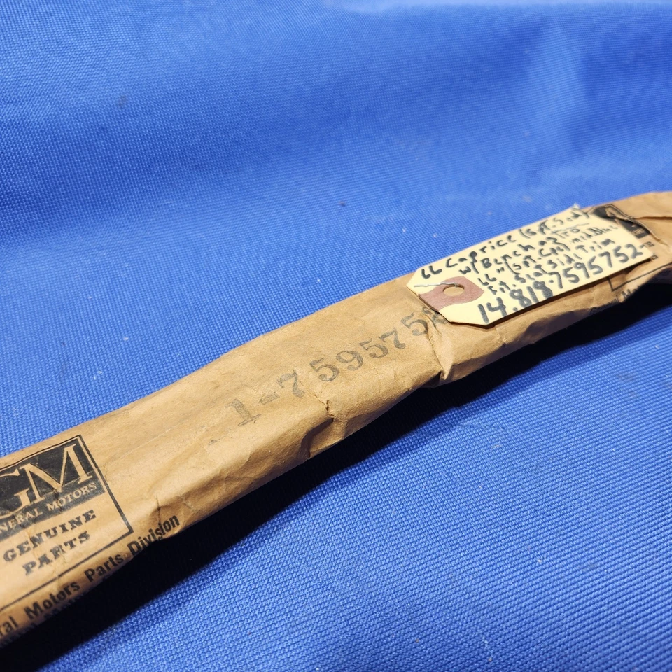 NOS GM 1966 Chevrolet Caprice asiento delantero moldura lateral 7595752 azul medio Foto 2 de 4