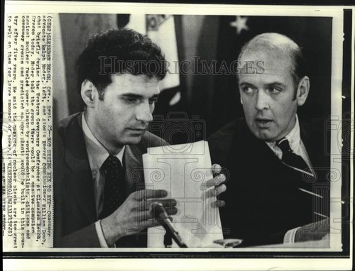 1973 Press Photo Ralph Nader and William Doub chat in Gleneden Beach, Oregon - 第 1/2 張圖片