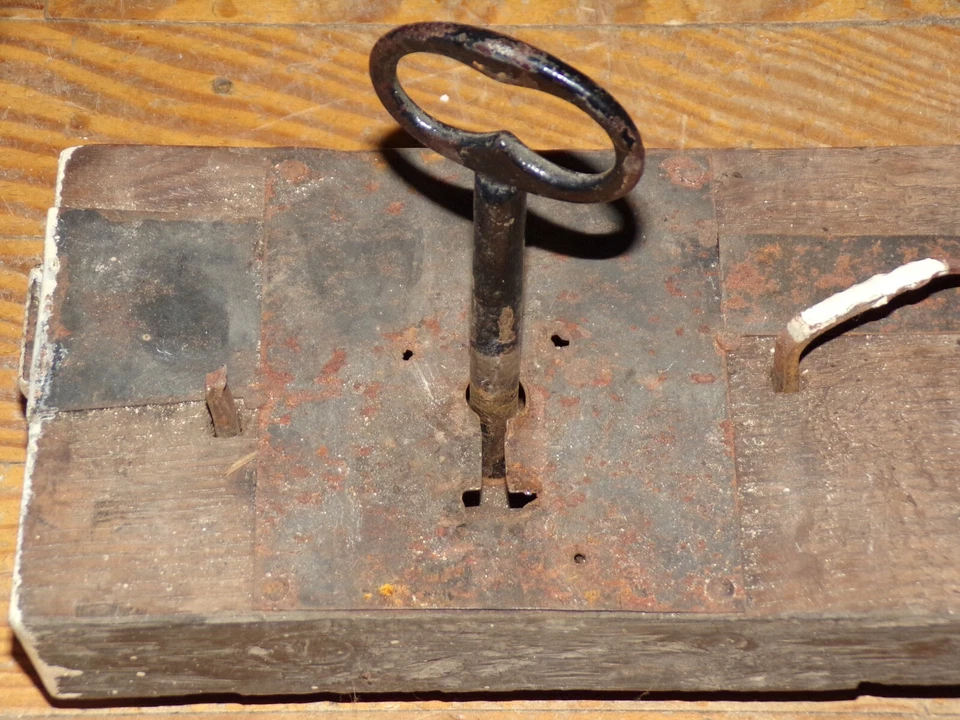 ANCIENNE SERRURE BOIS ET FER FORGE ET SA CLEF - Photo 2/4