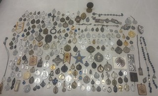 GRAND LOT MEDAILLES RELIGIEUSES CHRETIENNES ET CROIX ANCIENNES