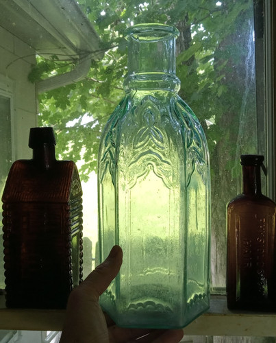 1870 APPLIED LIP 6 SIDED CATHEDRAL PICKLE BOTTLE W/GOTHIC WINDOWS AS IS CRACK
