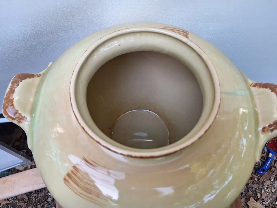 "Florero crema grande vintage de mediados del siglo XX con dos asas 12"" de ancho 10"" de alto" Foto 4 de 4